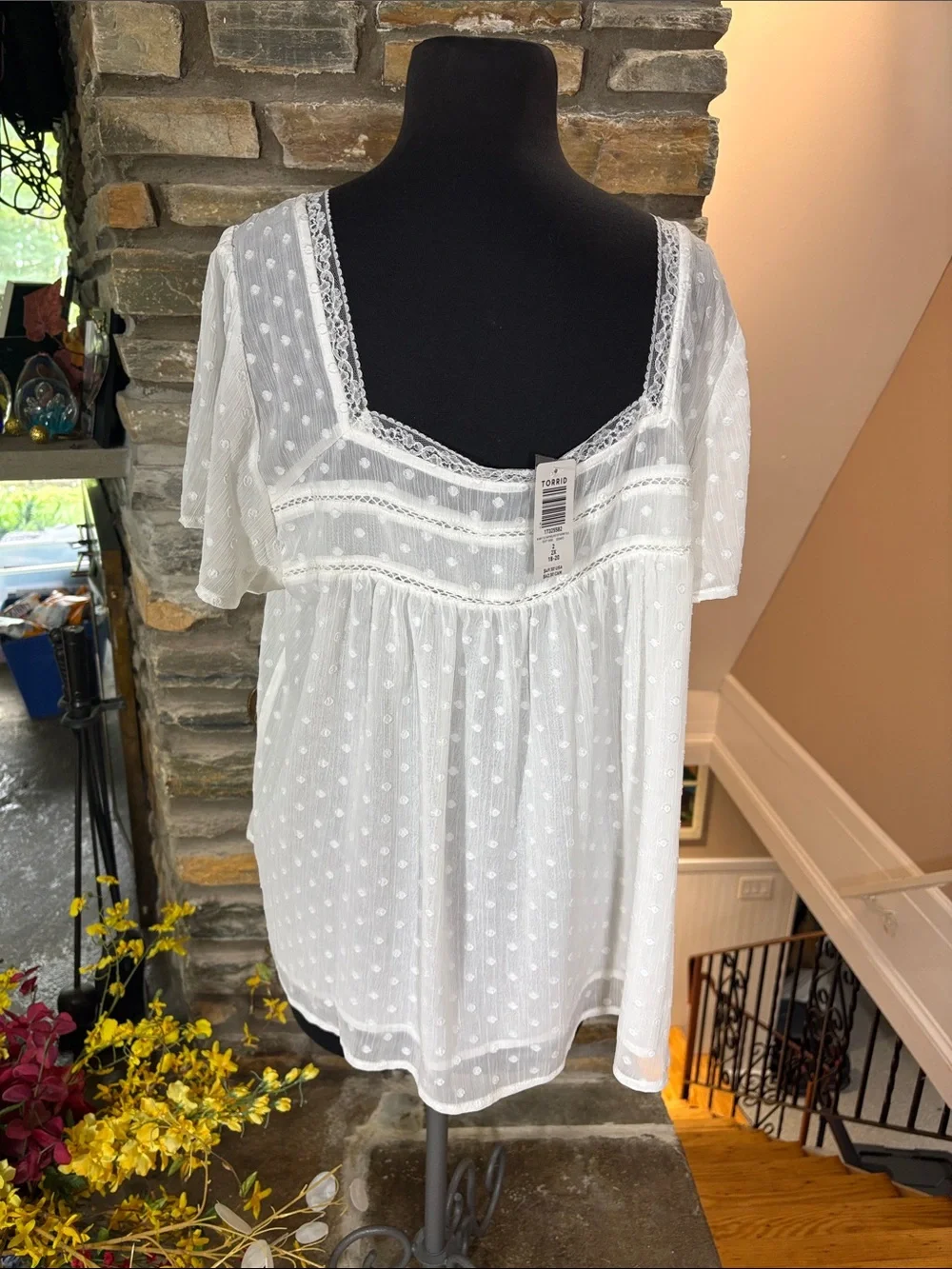 NWT torrid White Swiss Dot Button-Front Blouse - Picture 4 of 8
